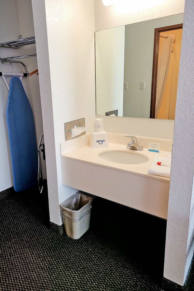 Days Inn By Wyndham Holland 23/35