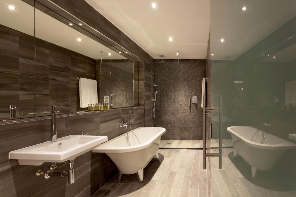 Doubletree By Hilton Edinburgh Queensferry Crossing 16/60
