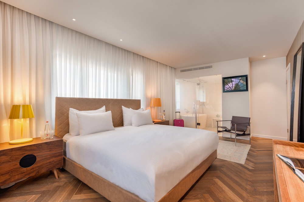 EXECUTIVE, KING BED, HIGH FLOOR