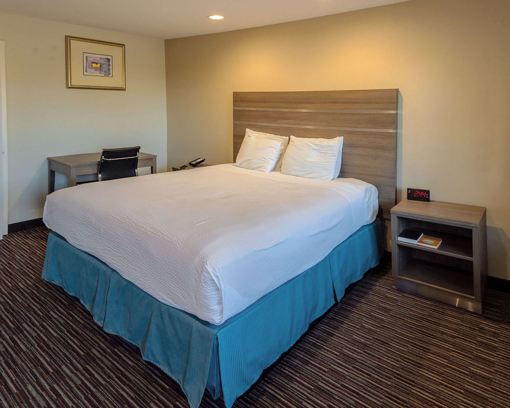 Standard, King Bed, Rodeway Inn Near University-Gateway to Yosemite 2/6