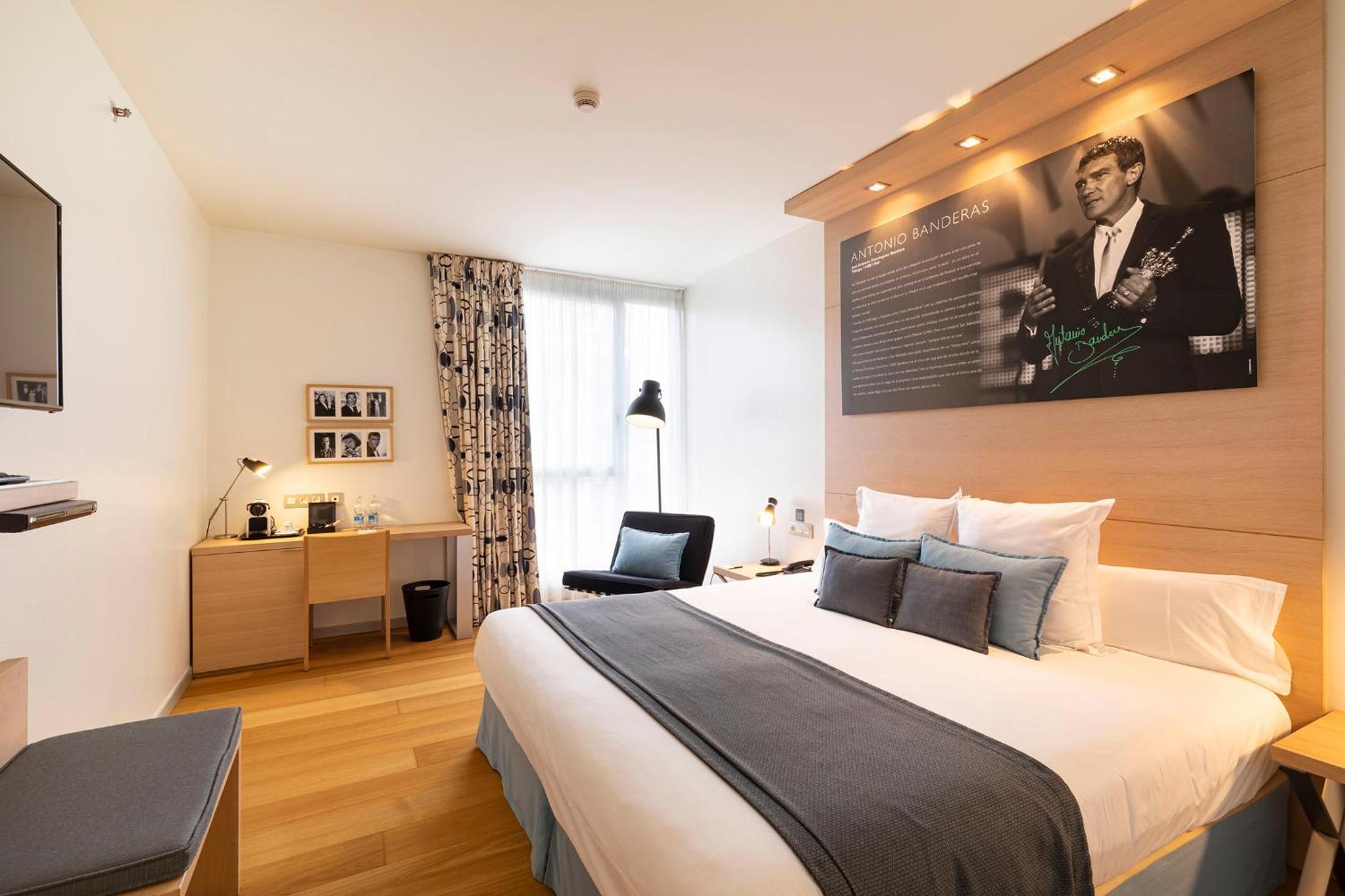 ROOM, DOUBLE BED