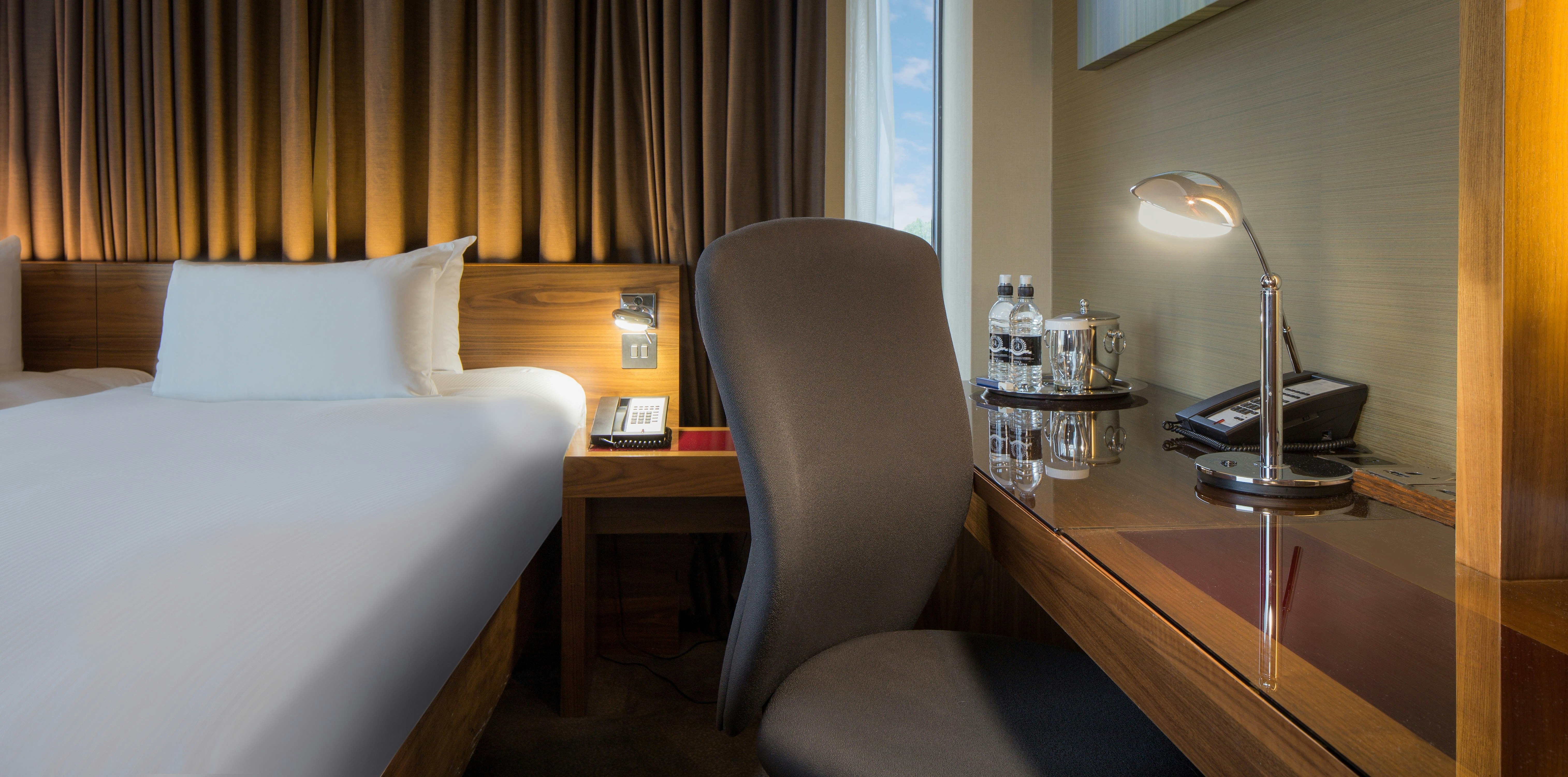 deluxe, king bed, Hilton Liverpool City Centre 2/2