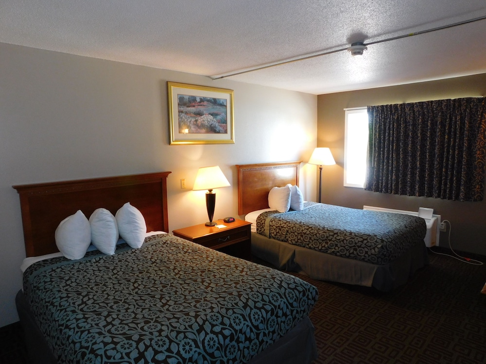 Days Inn by Wyndham West Branch Iowa City Area 5/42