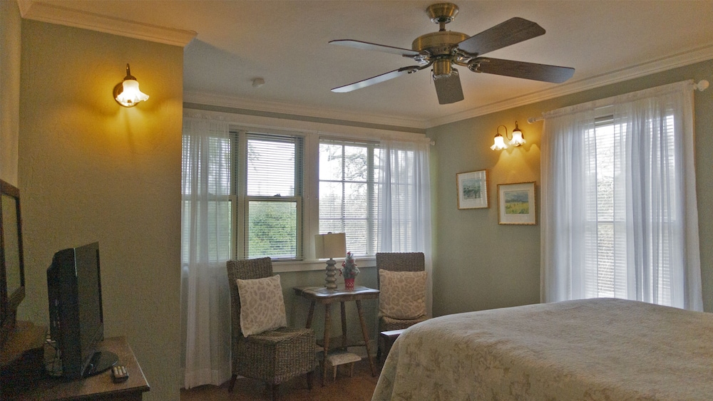Cinnamon Bear Creekside Inn 34/59