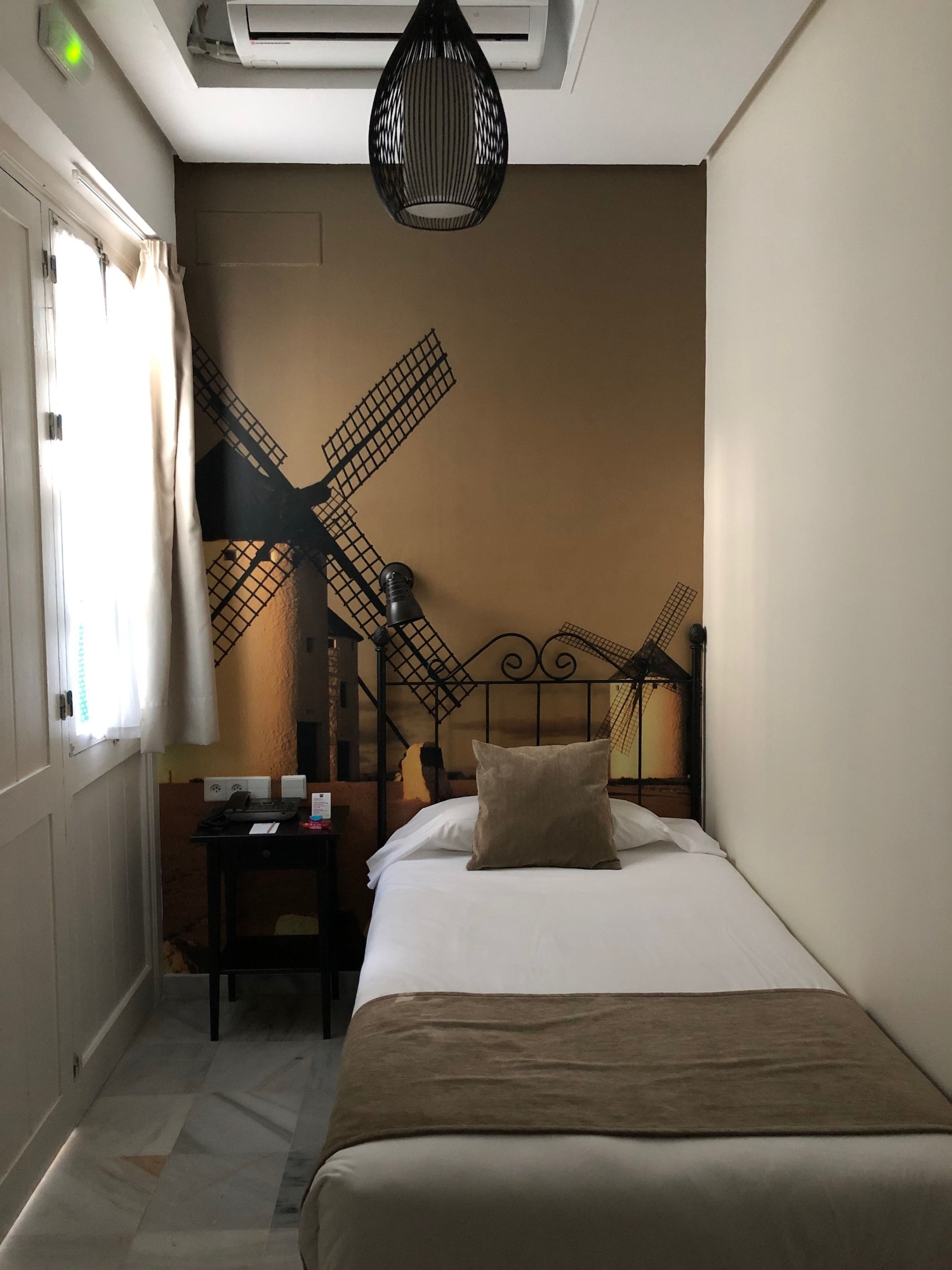 ROOM, SINGLE