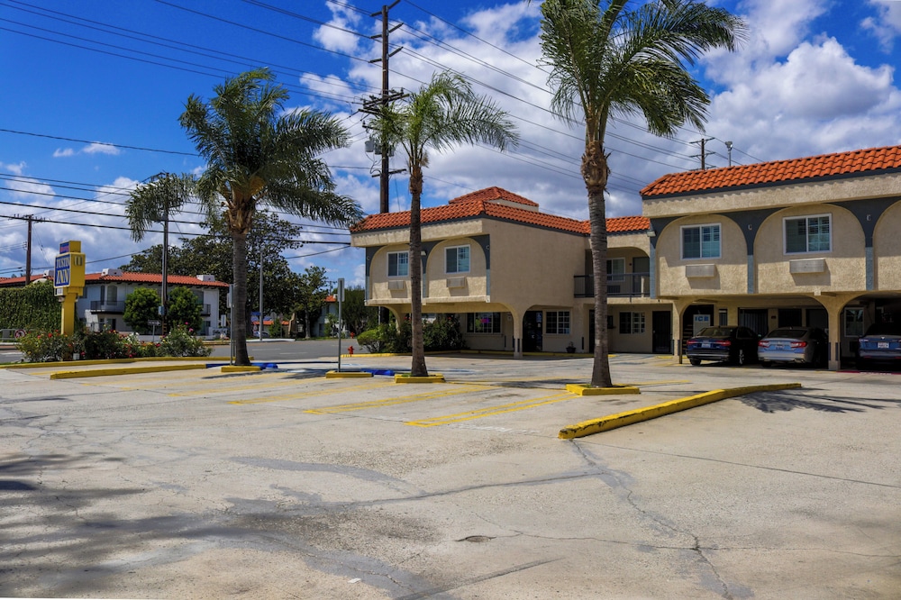 Orange Tustin Inn 53/62