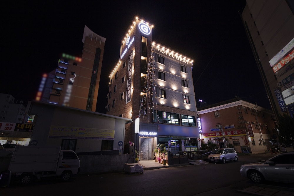 Hotel Gray 3/38