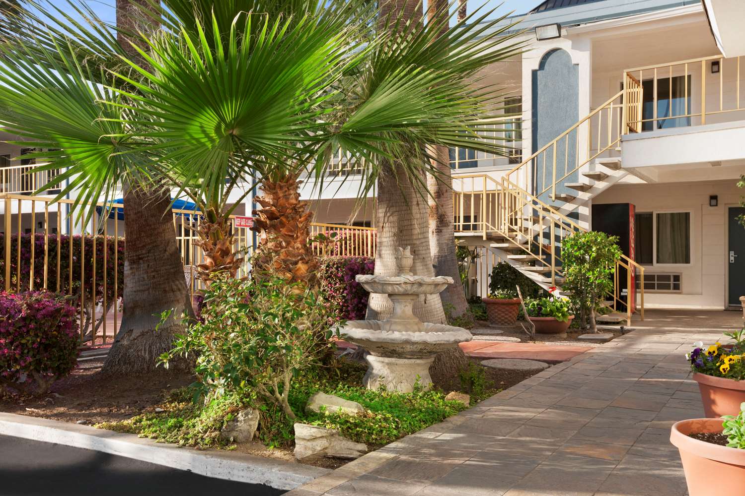 Travelodge By Wyndham Bakersfield 25/28