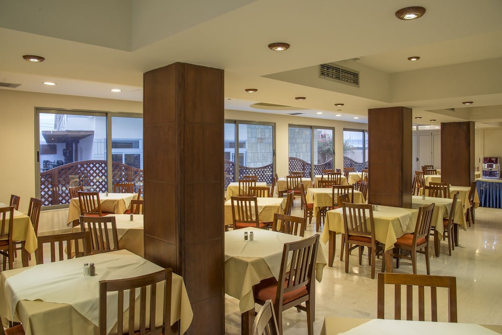 Manousos City Hotel 35/50