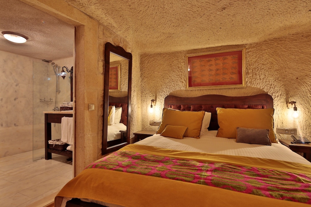 STANDARD, QUEEN BED, COURTYARD AREA