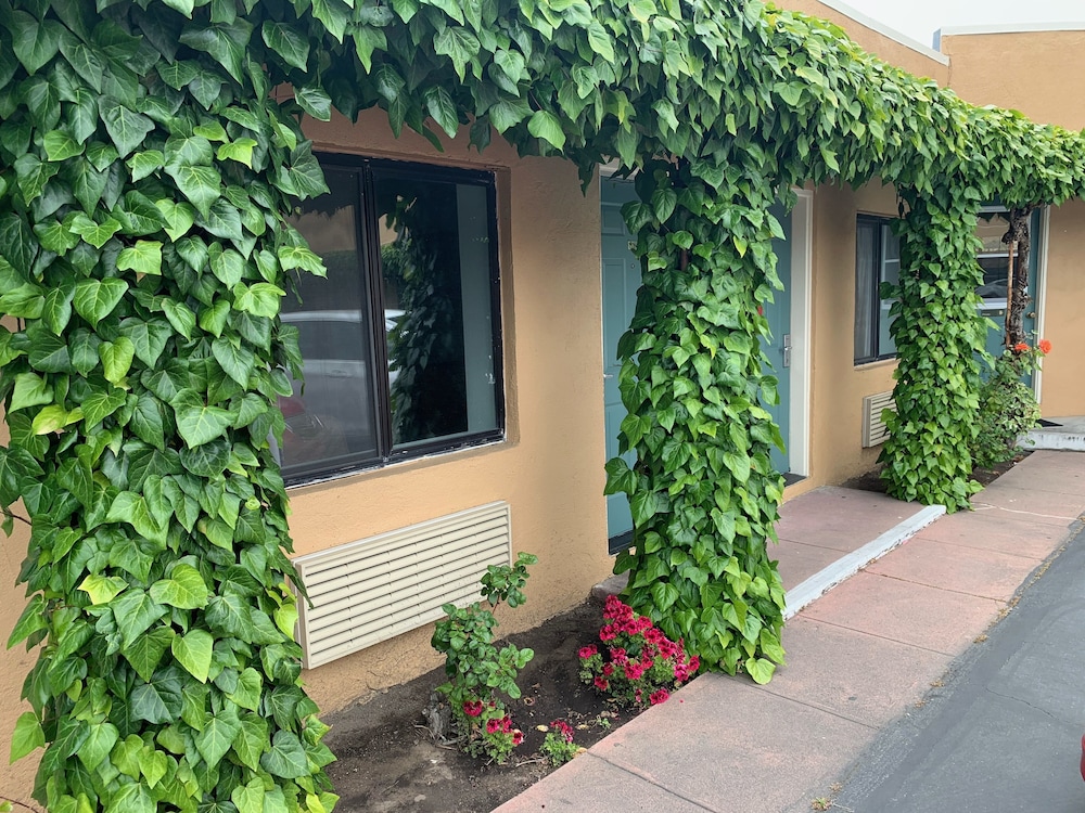 Monterey Oceanside Inn 41/43
