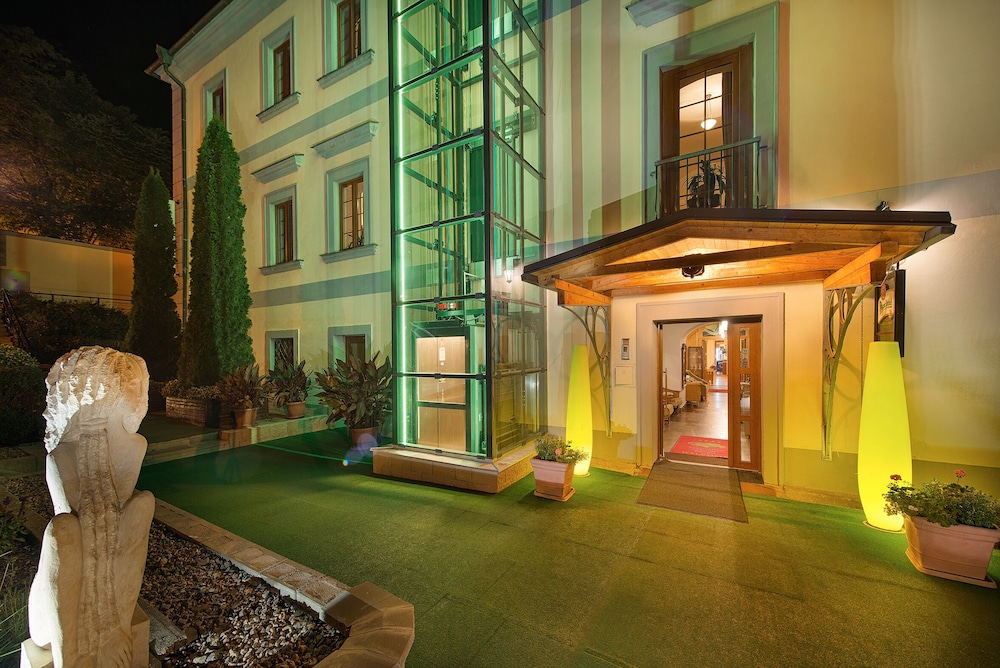 MAXIMILIAN LIFESTYLE RESORT 44/50
