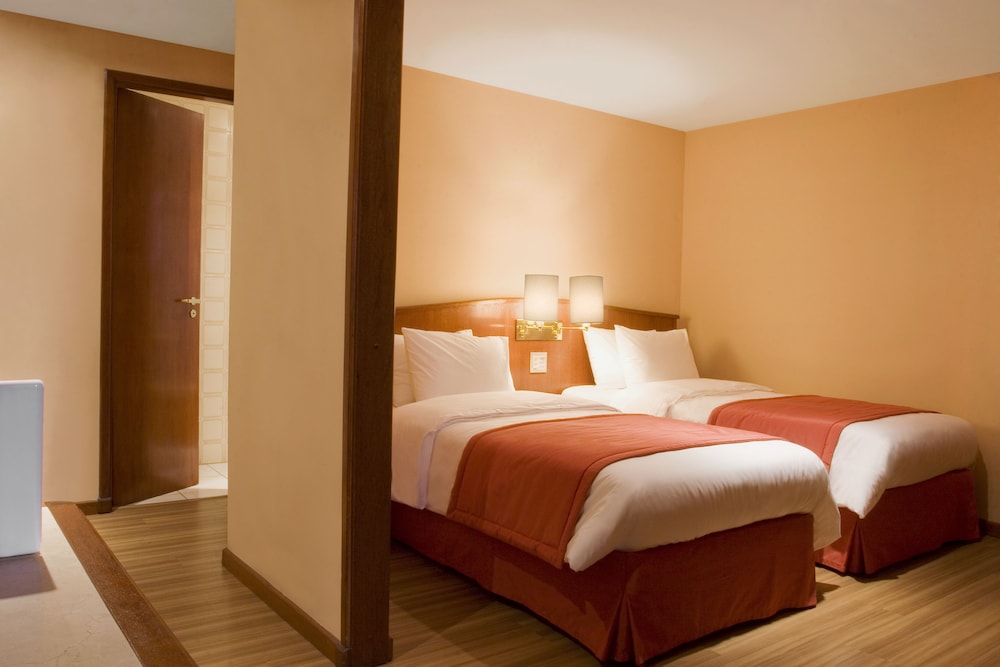 Hotel Moncloa 10/25