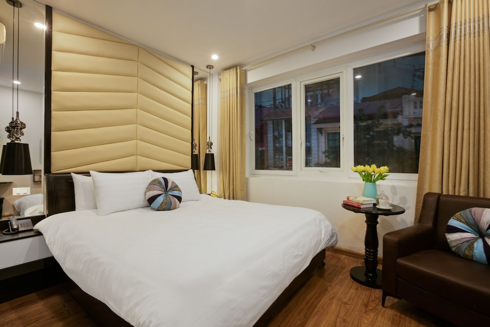 SUPERIOR, QUEEN BED