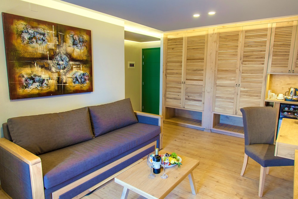 Elmi Suites 37/55