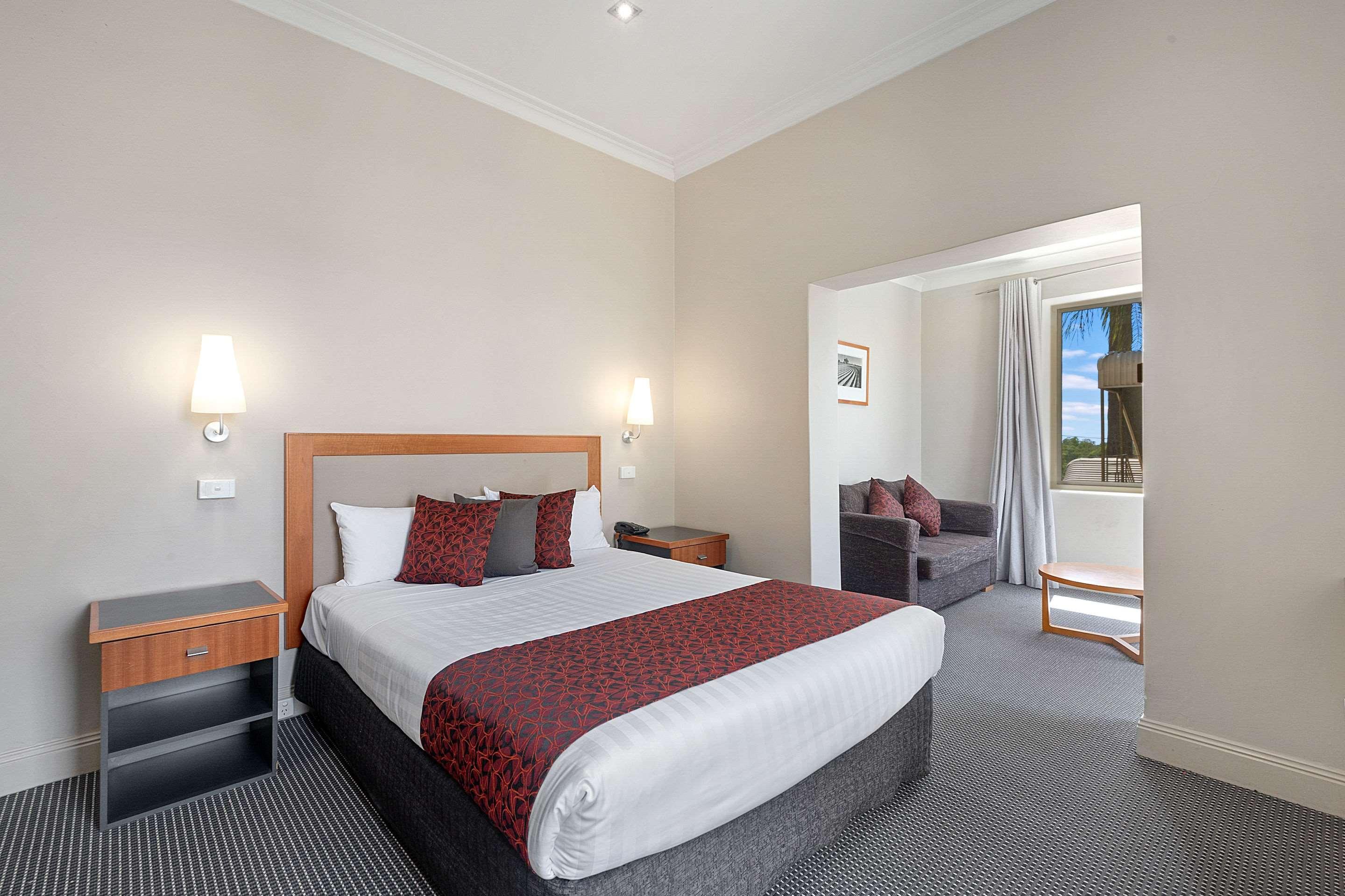 SUITE, QUEEN BED