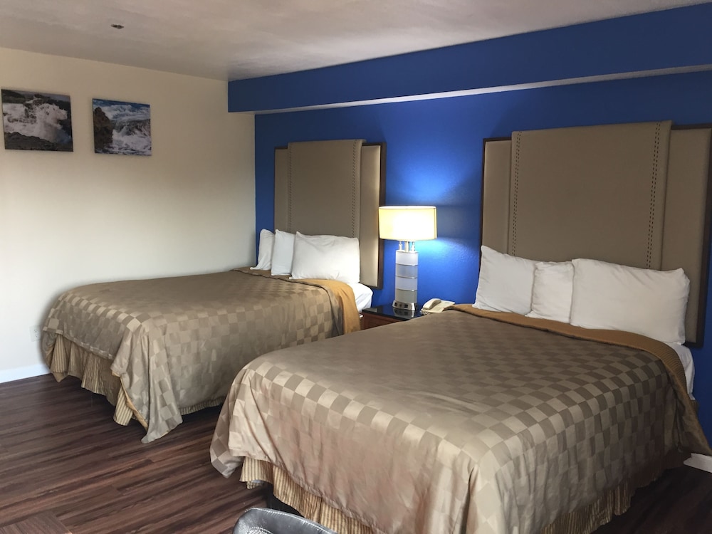 Basic, 2 Double Beds