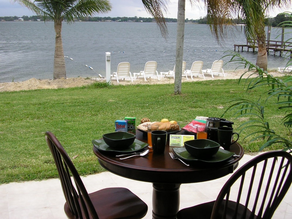Lake Grassy Inn & Suites 29/38