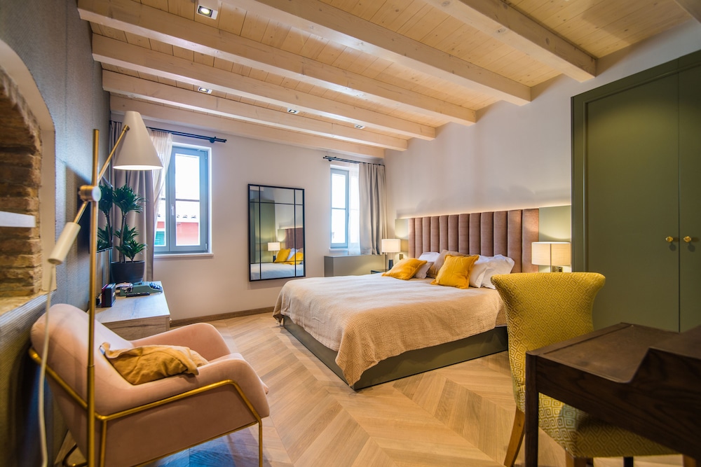 Deluxe, Suite, Double and Twin Beds, Sea View, Balcony, Exterior Entrance