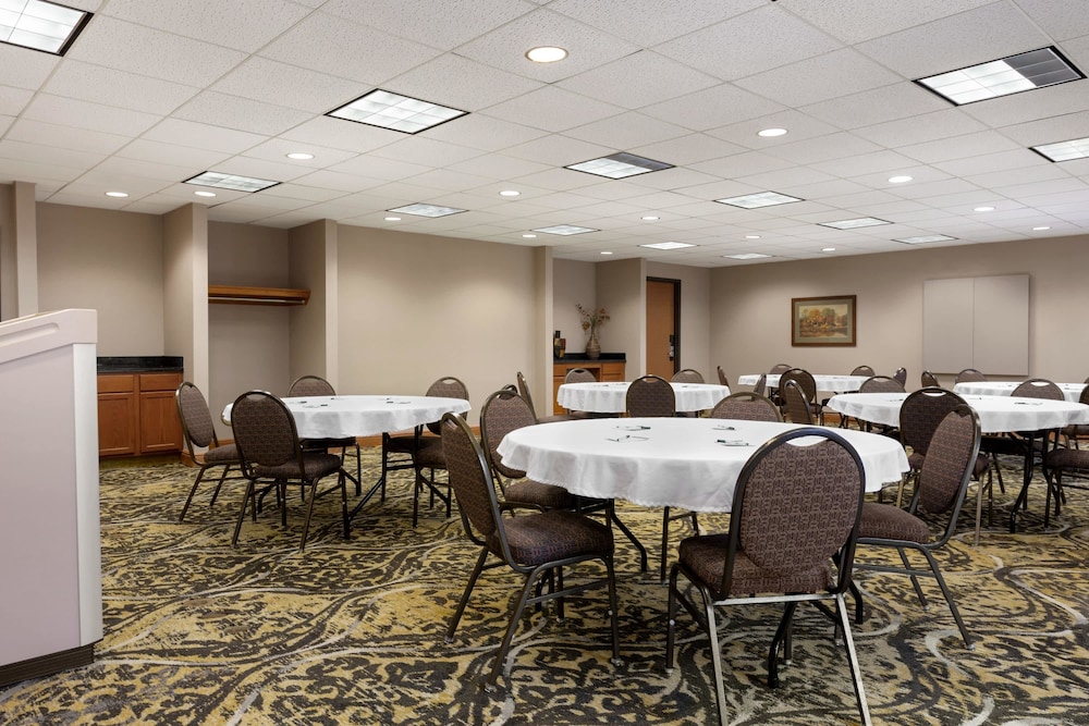 Wingate By Wyndham Bentonville Airport 35/42