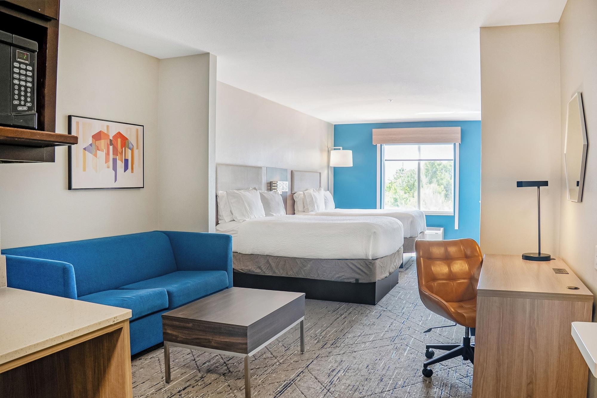 Suite, Multiple Beds, Living Area