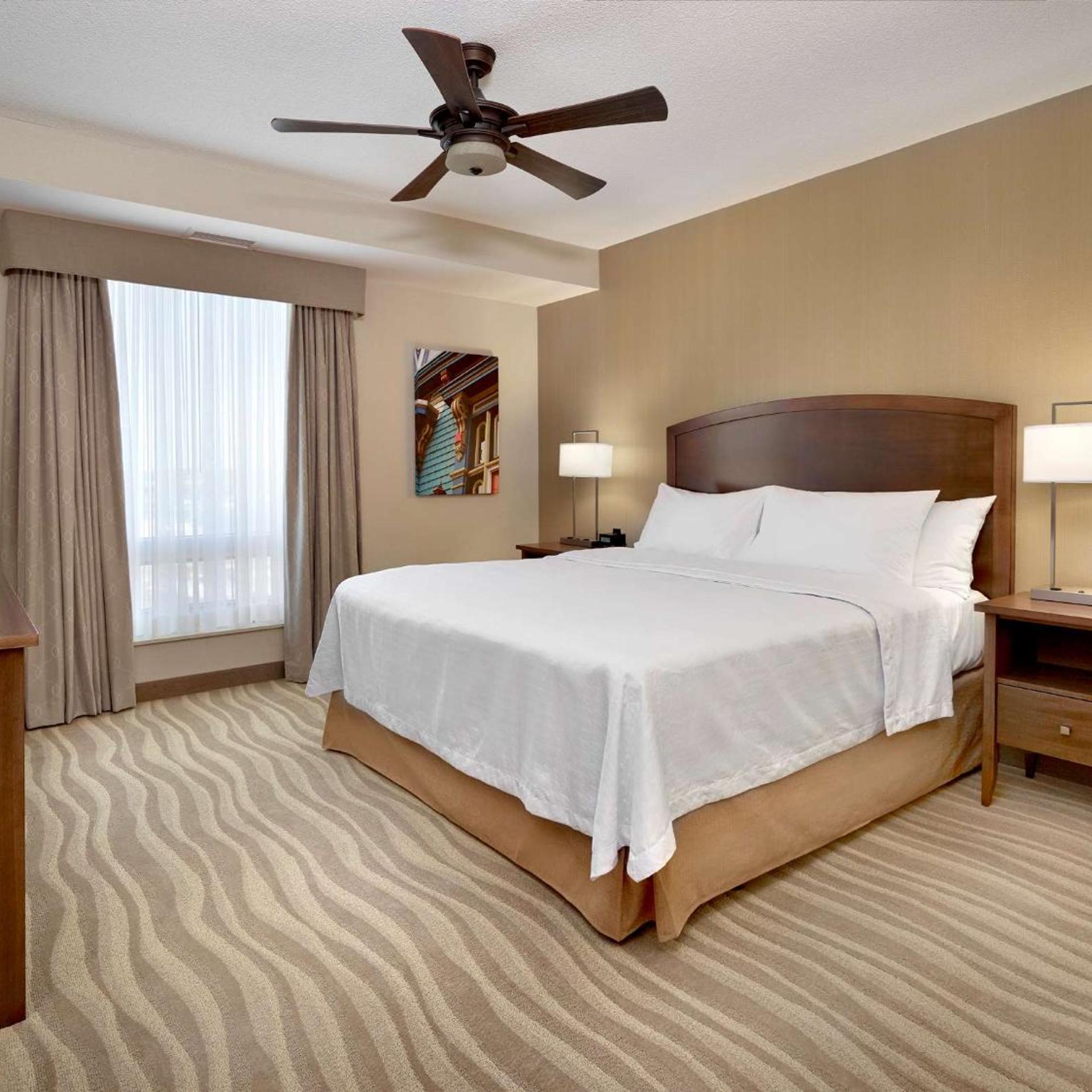 2 Bedrooms, Suite, King Bed
