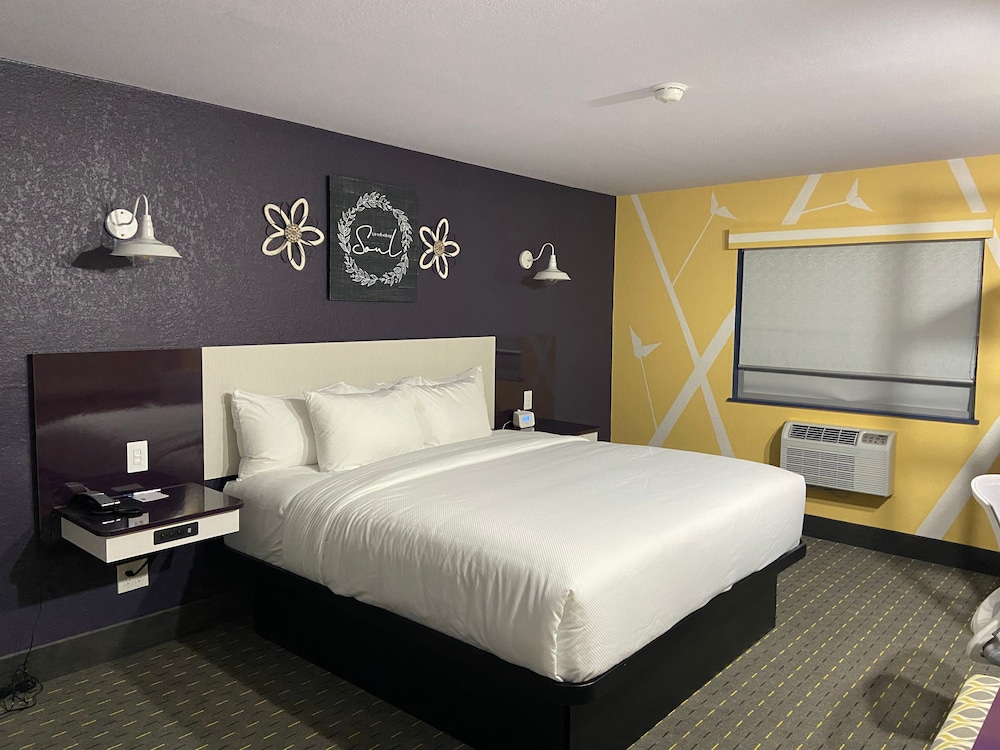 Clarion Pointe Tallahassee North 18/44