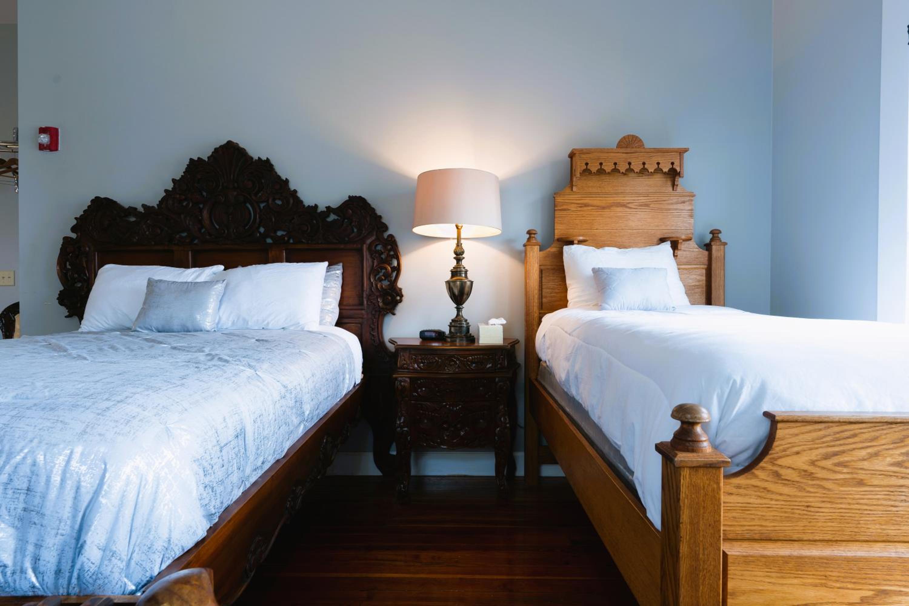 Rustic, Deluxe, 2 Queen Beds، Oak Tree Hotel 8/10