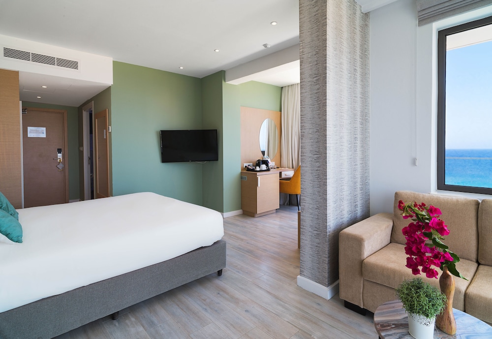 Leonardo Crystal Cove Hotel Spa By the Sea 22/64
