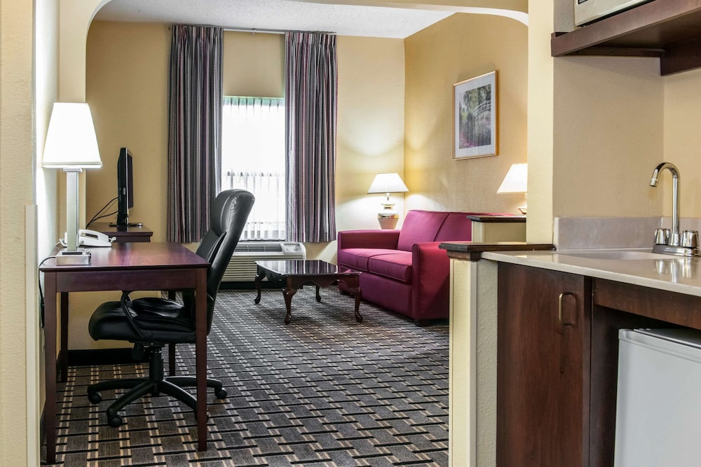 Clarion Inn & Suites Indianapolis Northwest 33/55