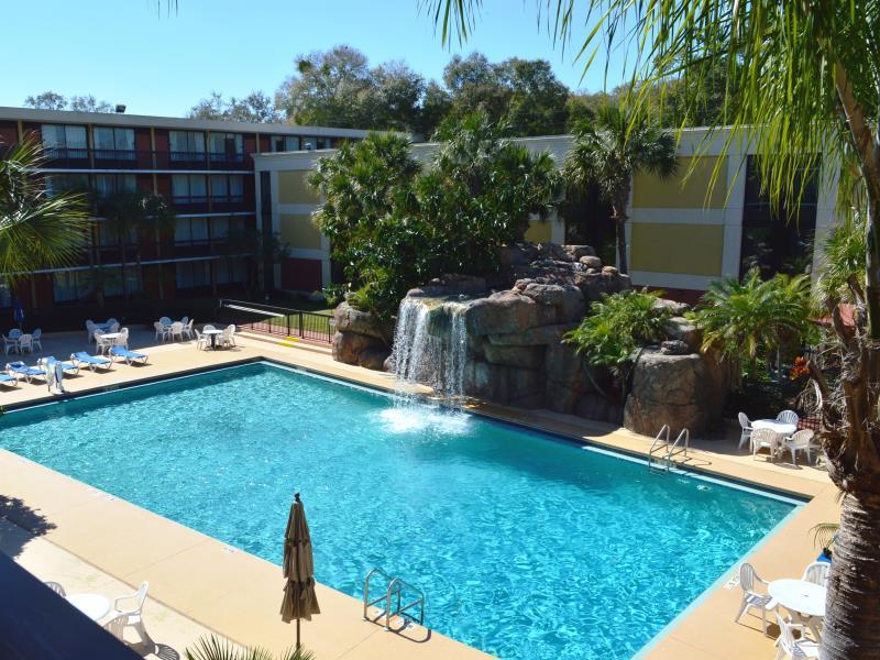 Basic, Queen Bed, Pool View