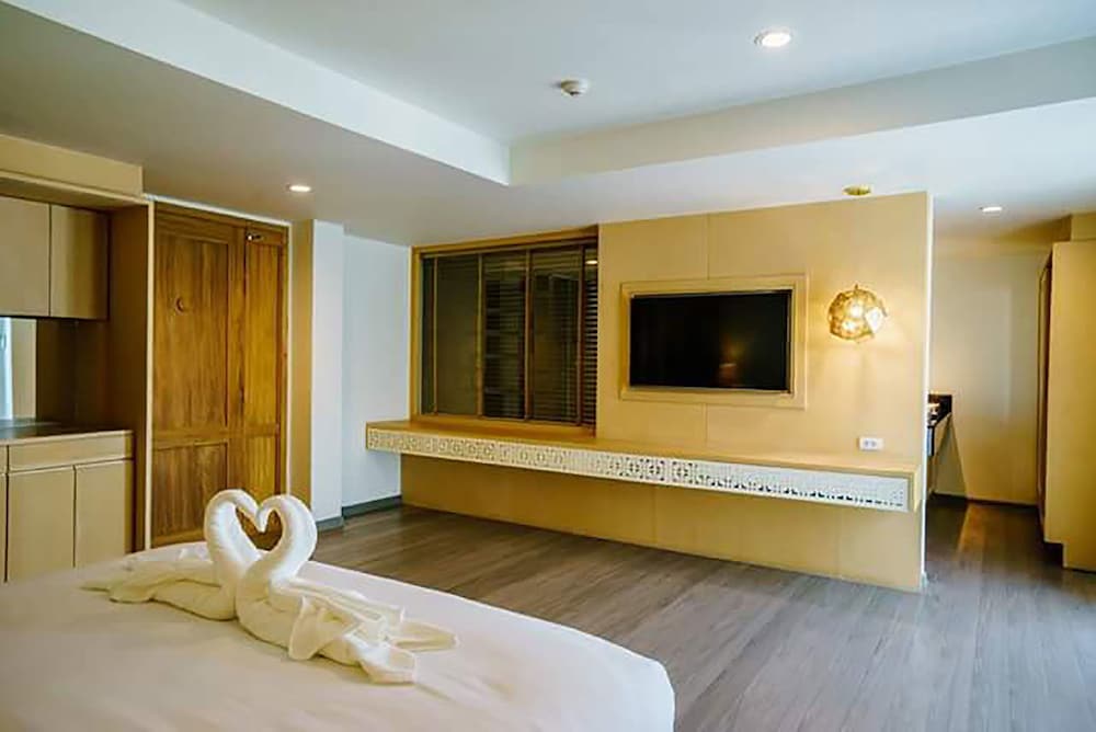 Moon Dragon Hotel 37/63