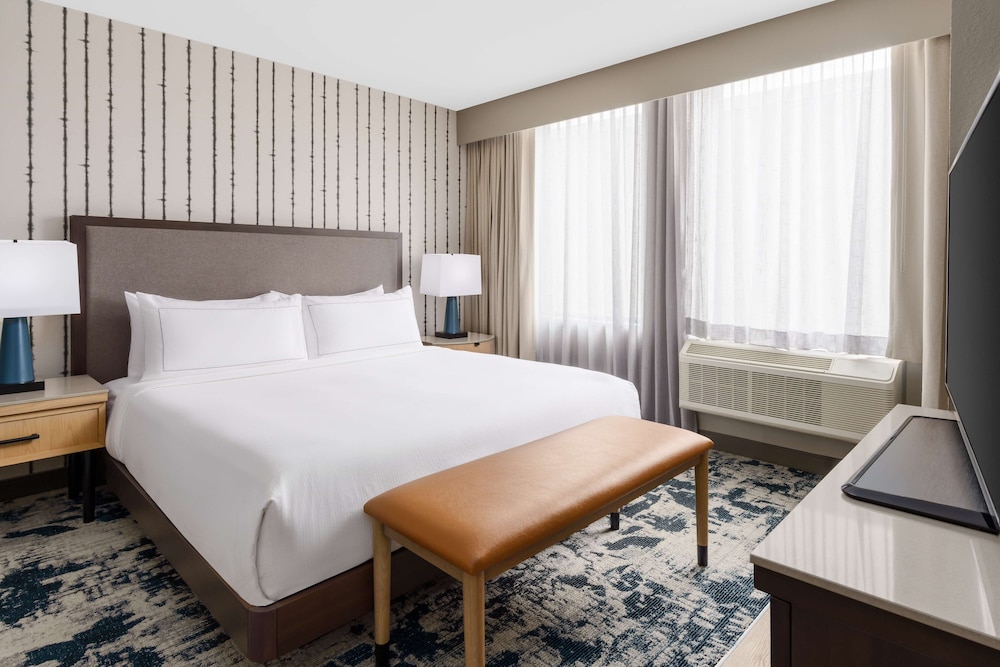 STUDIO, SUITE, KING BED