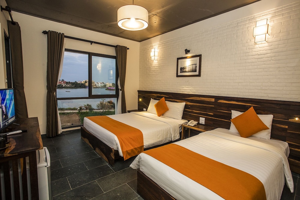 1 BEDROOM, FAMILY, TRIPLE, EXECUTIVE LEVEL, BALCONY