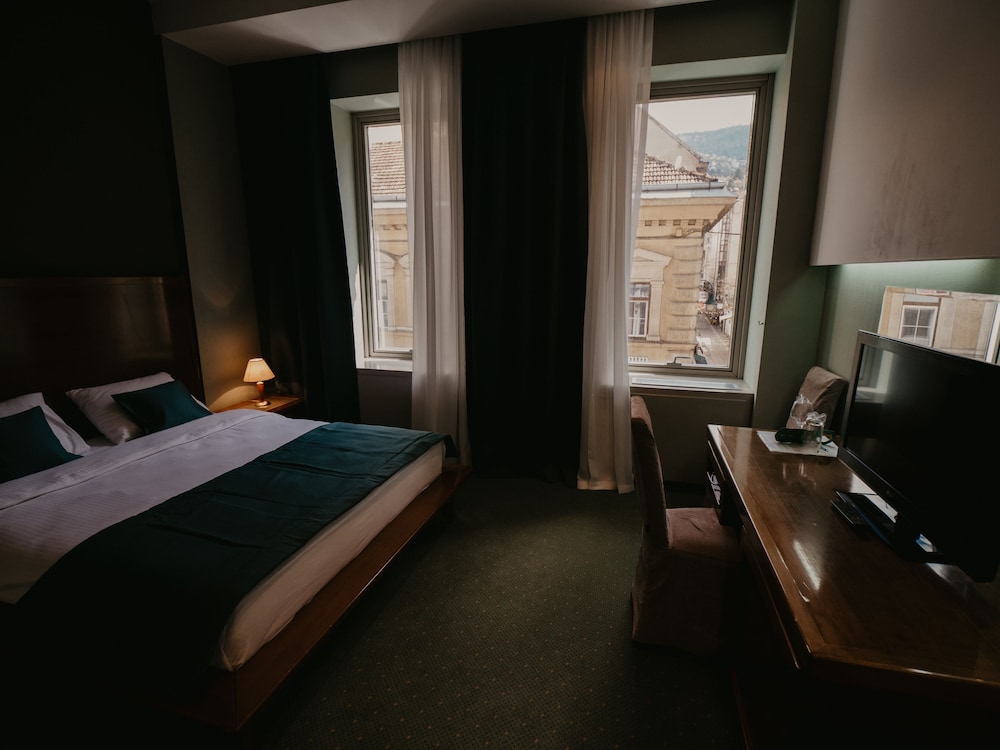 Astra Hotel 28/50