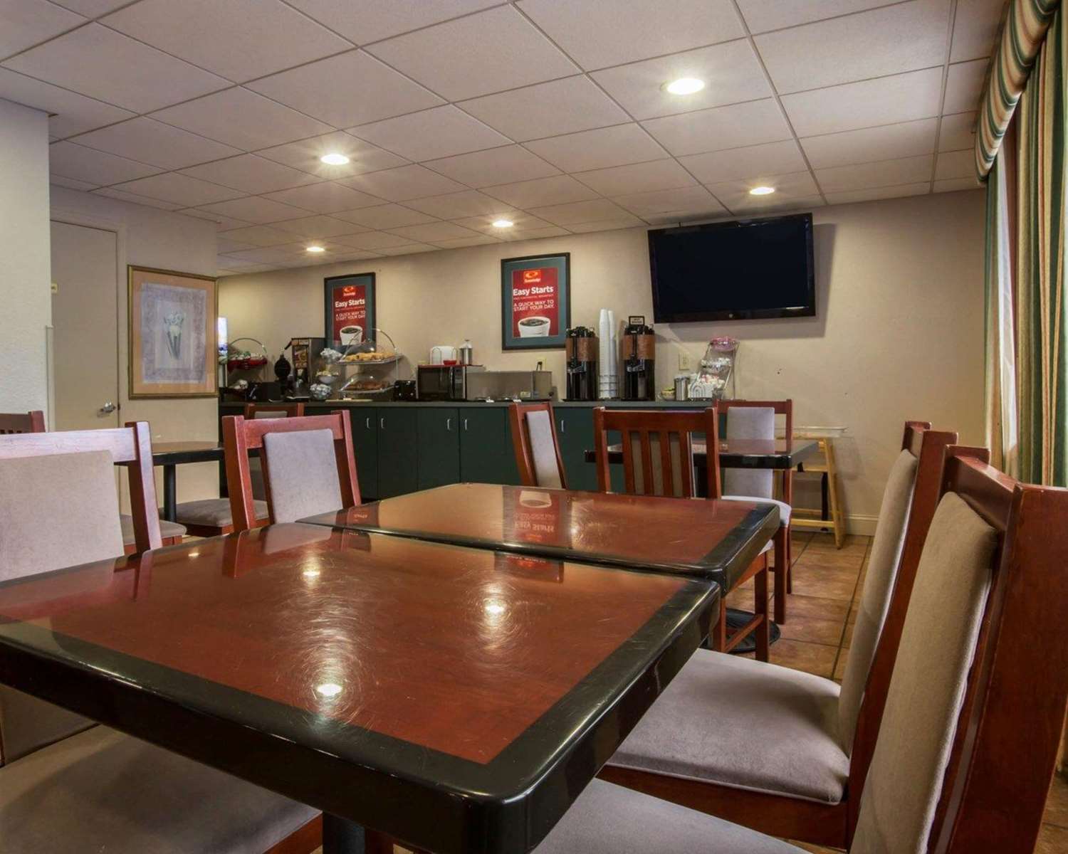 Econo Lodge Inn & Suites at Fort Moore 28/31
