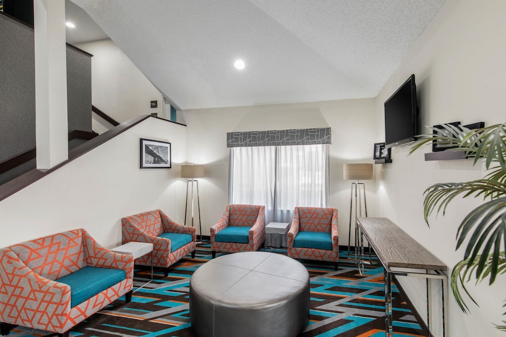 Clarion Inn & Suites Dfw North 35/49