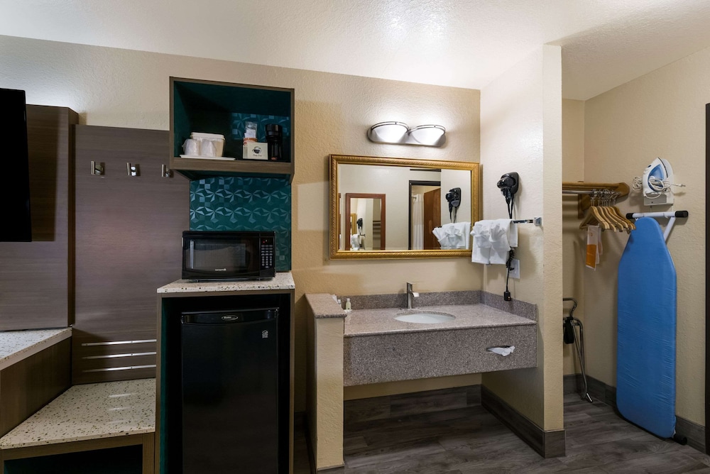 Quality Inn Alpine 32/33