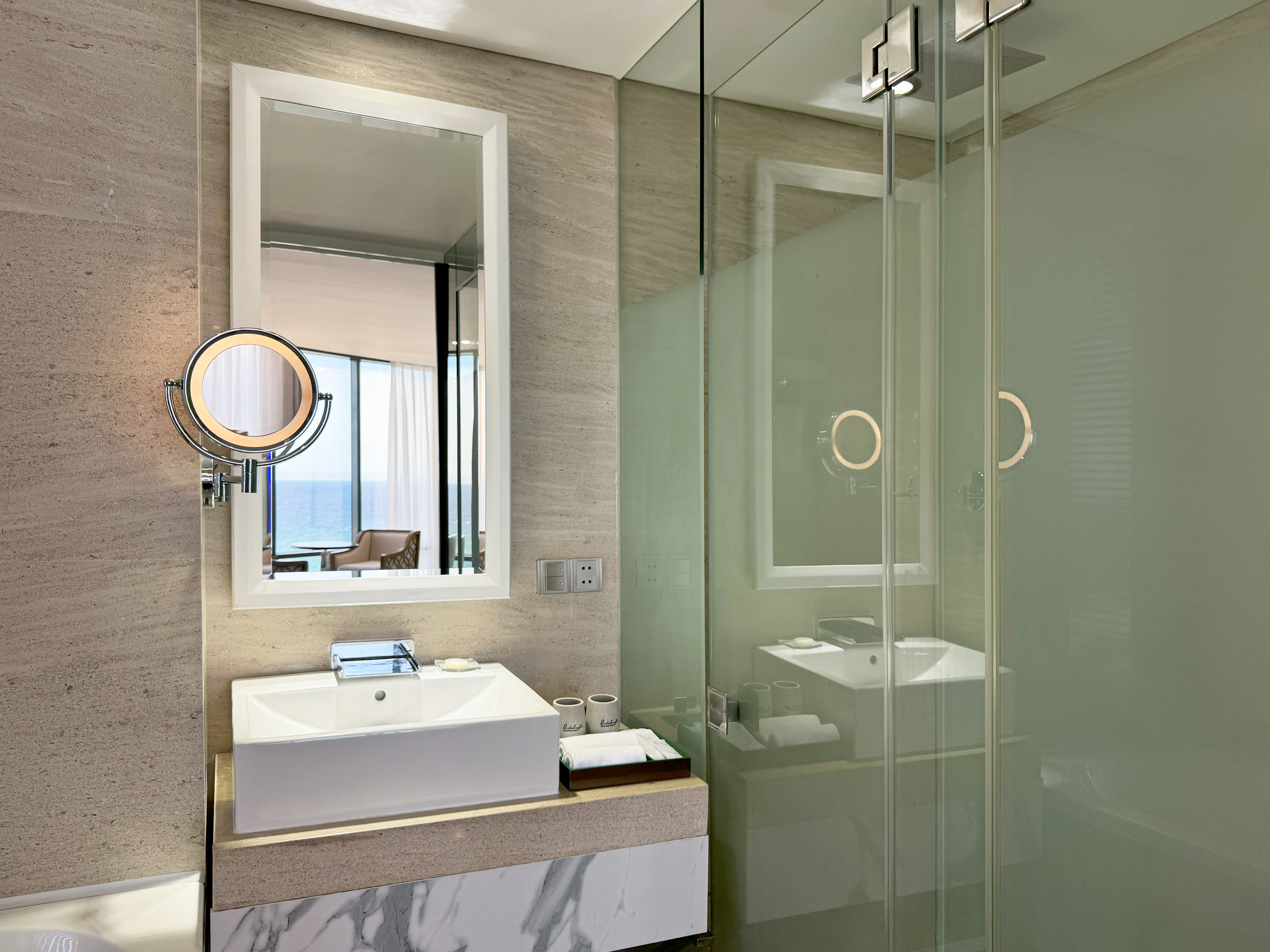 Junior Suite Beachfront, Holiday Beach Hotel Danang 4/5