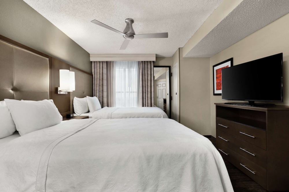 جناح بسرير كينج وسريرين مزدوجين بغرفتي نوم