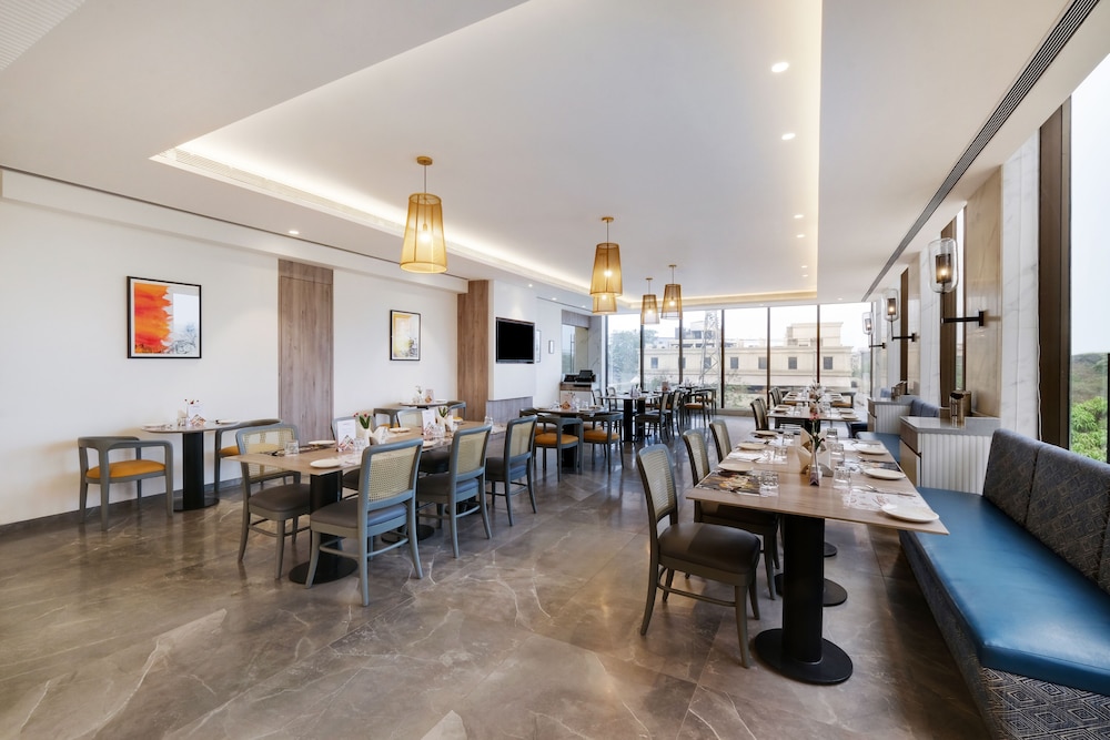7 Apple Hotel Mahape 18/25