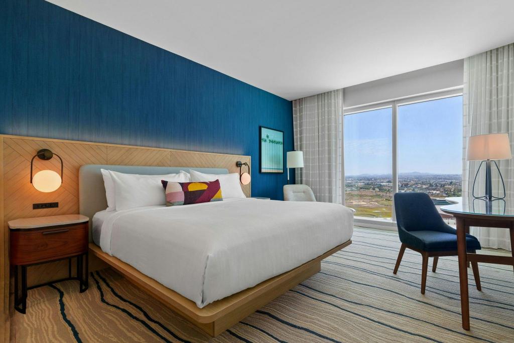 1 Bedroom, Chula, Executive, Suite, King Bed, with View, Sofa