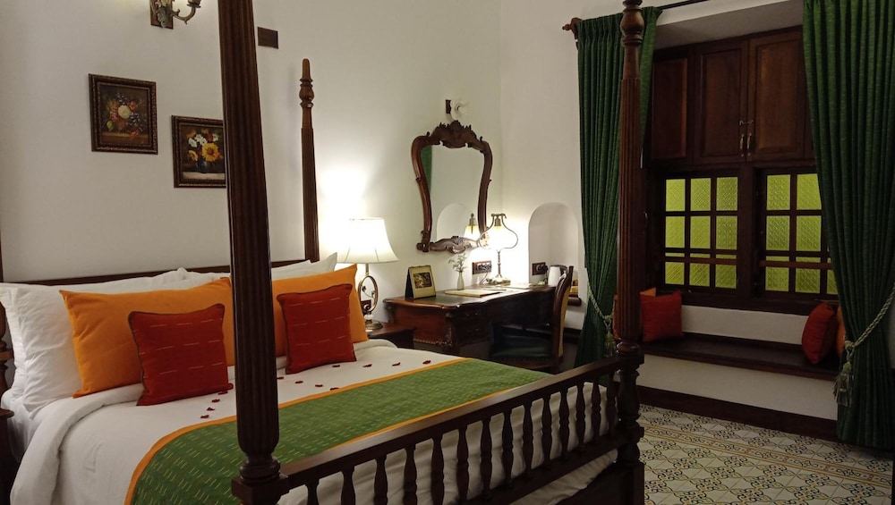 CLASSIC, DELUXE, QUEEN BED
