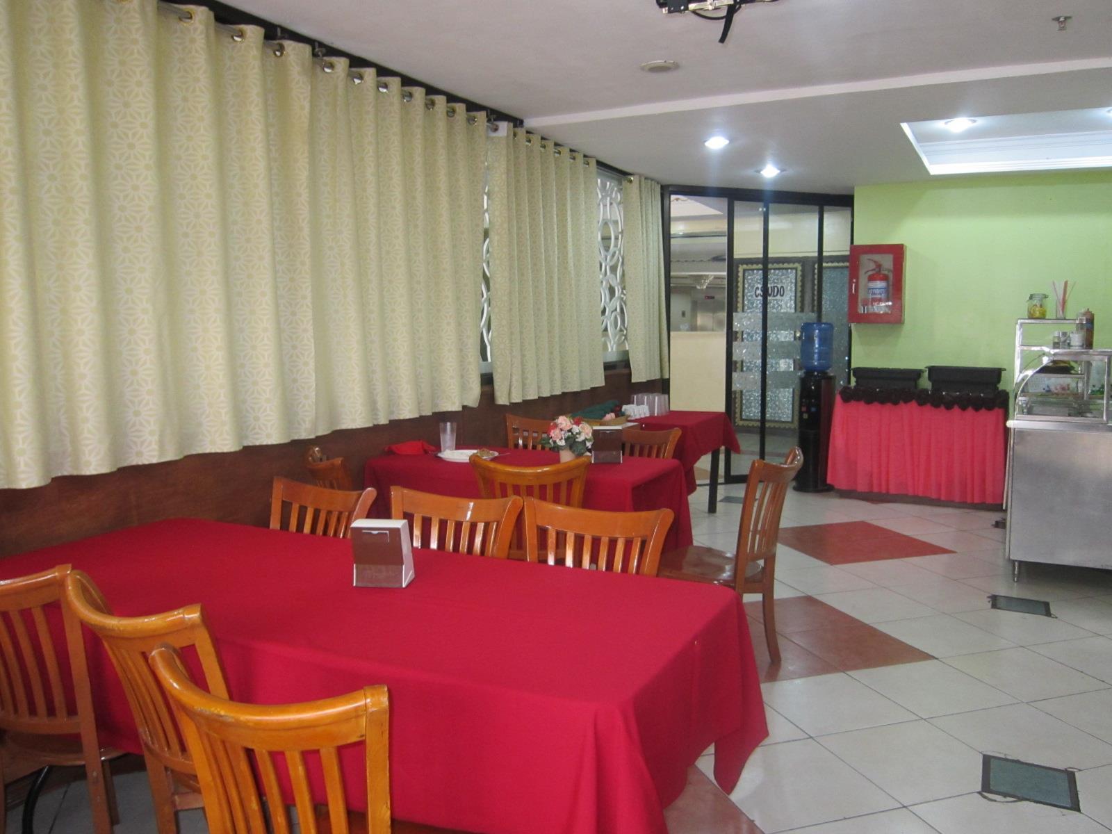 Plaza Maria Luisa Suites Inn 24/38