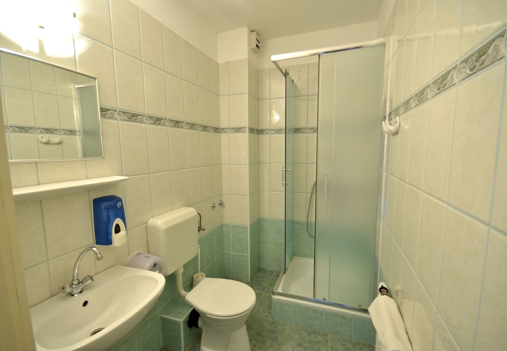 Revesz Hotel 39/42