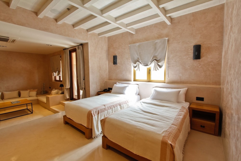 غرفة بسرير مزدوج بإطلالة على الجبل، Town Square Suites By Toscana Valley 2/3