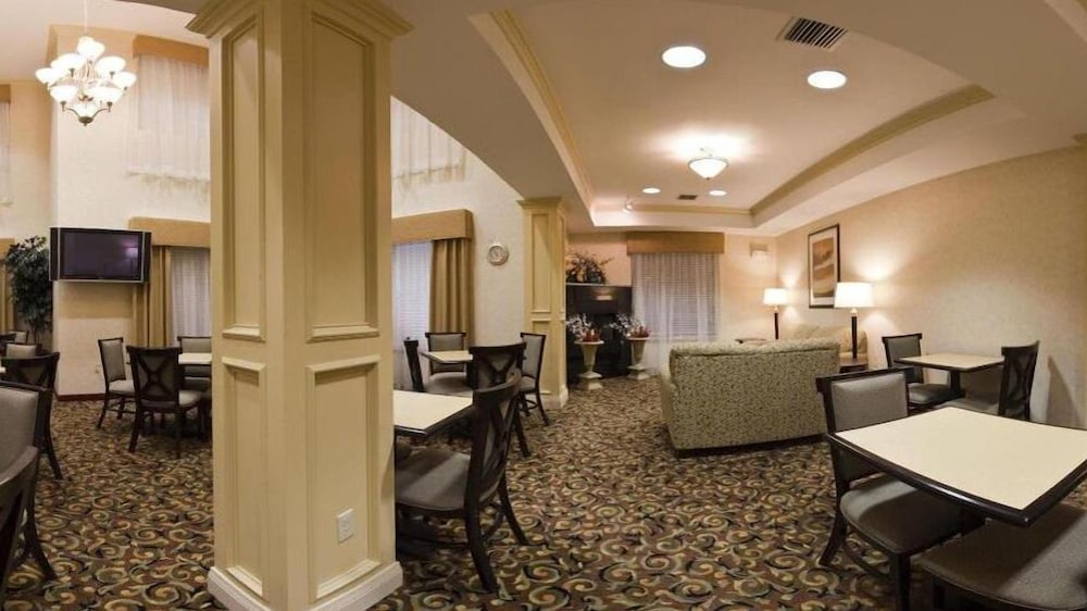Holiday Inn Express Hotel Suites Muskogee 32/48