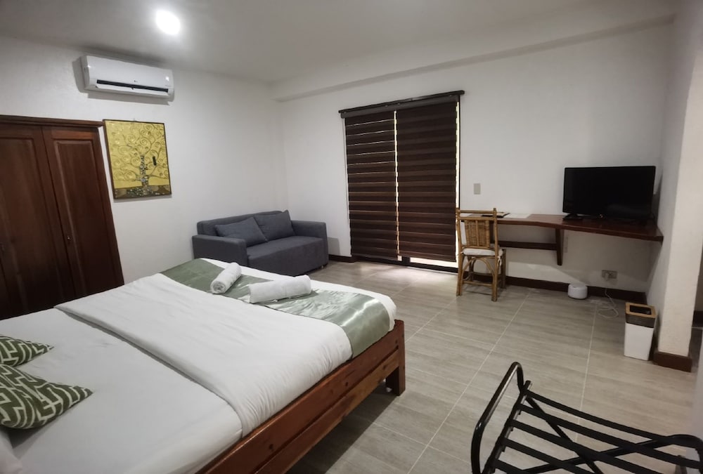 Munting Paraiso 24/66