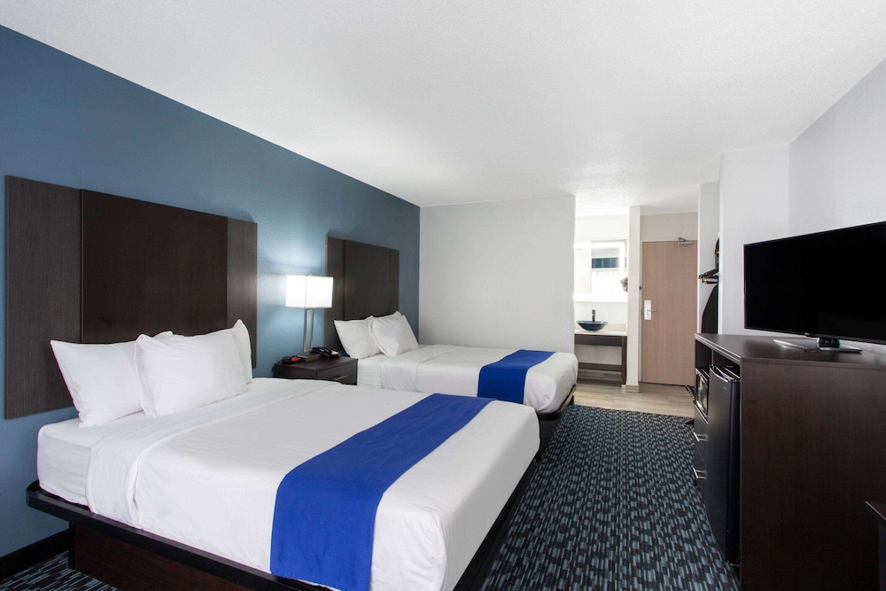 Clarion Pointe Charlotte 28/57