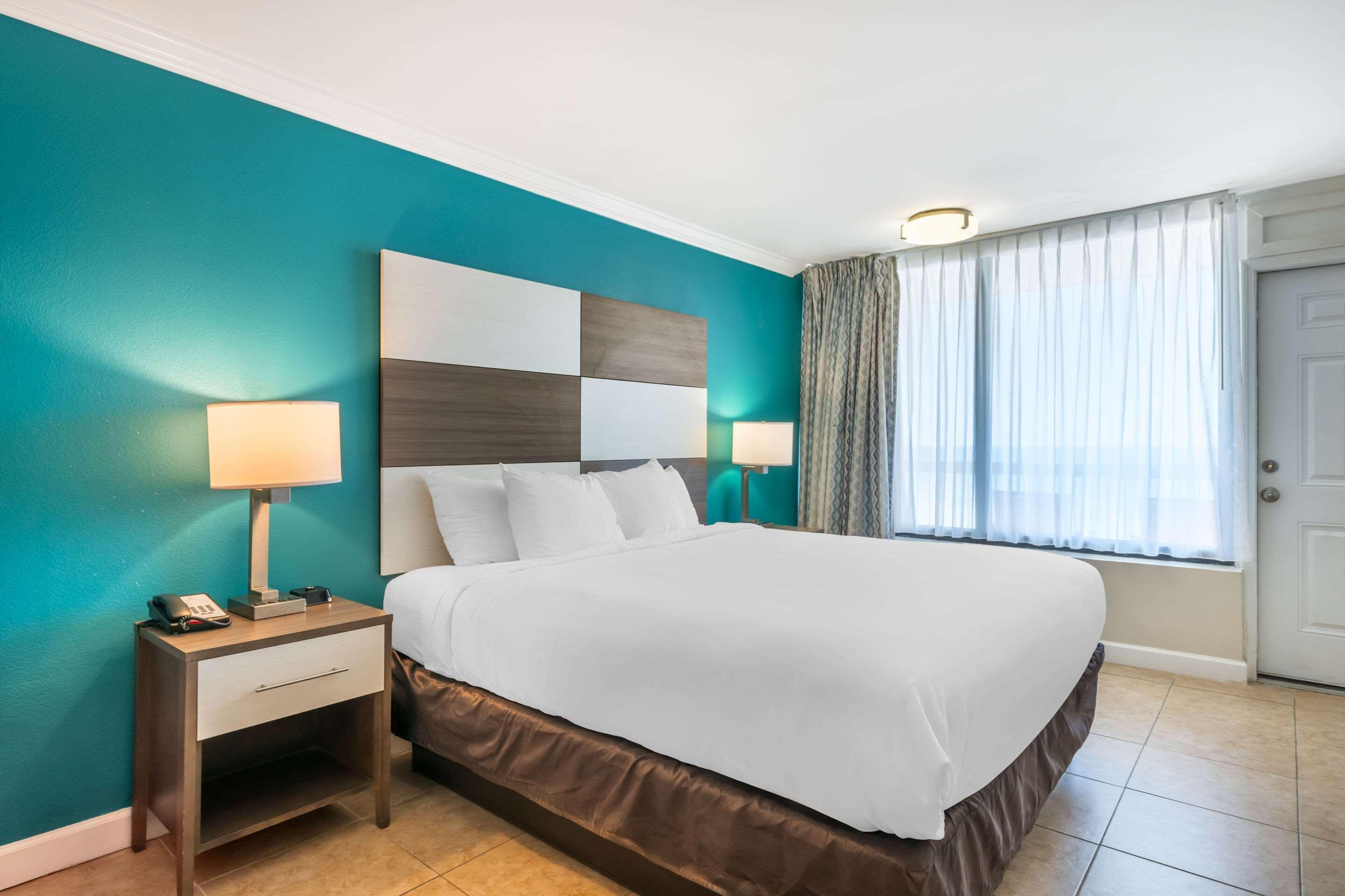 ROOM, KING BED, ACCESSIBLE